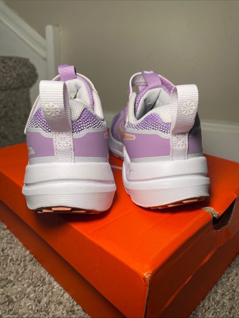 GIRLS' NIKE COSMIC RUNNER RUNNING SHOES - Picture 5 of 10